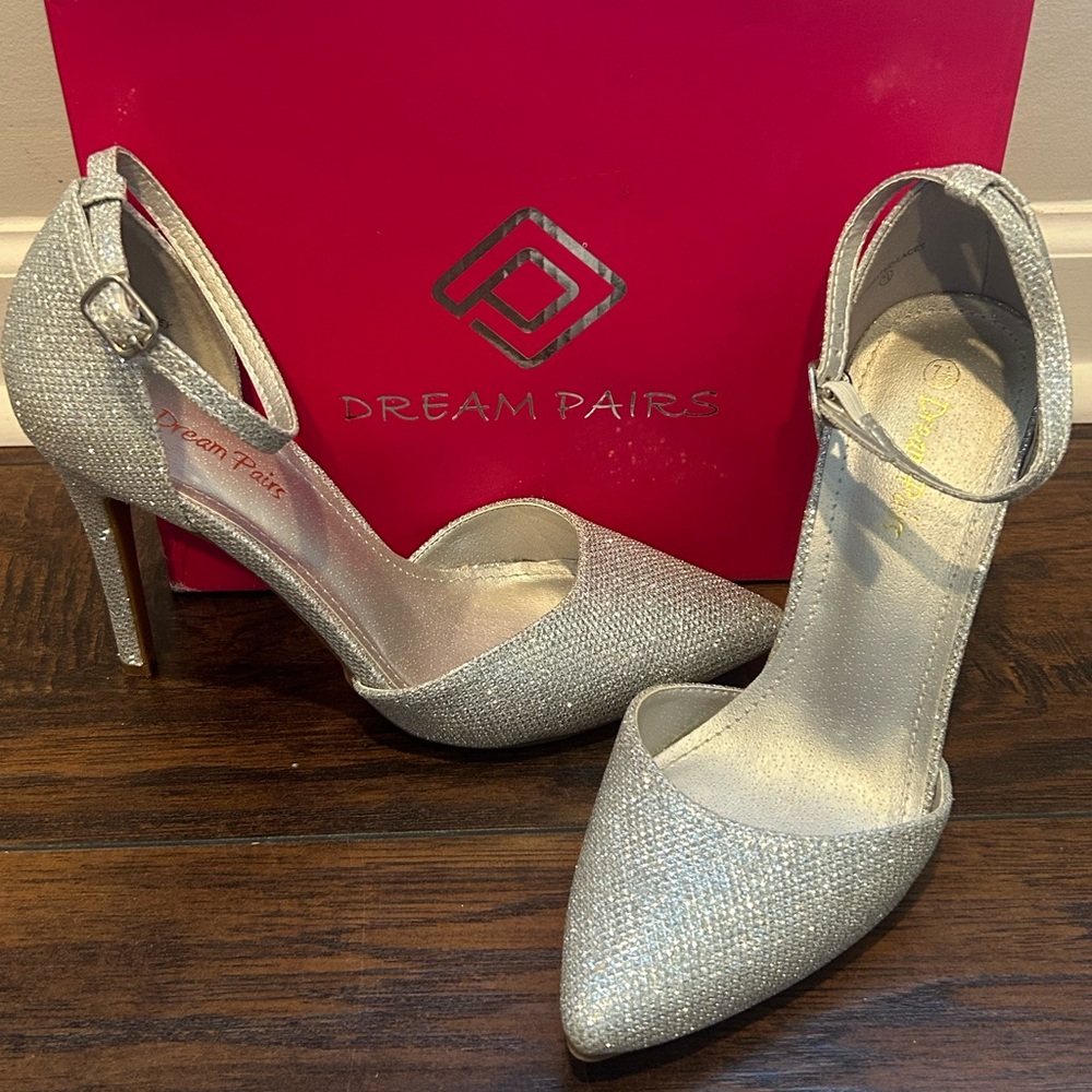 Dream Pairs silver glitter lacey closed-toe pointy high heels - Size 7.5